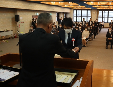 賞状を渡す福間会頭の写真